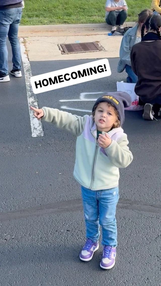 🏈 Homecoming weekend + perfect fall weather + a KSU win… doesn’t get much better than that. 💛💙
#GoFlashes #KentState #GoldZoneRentals #HomeTeamHousing #LiveGoldZone #KSUHomecoming