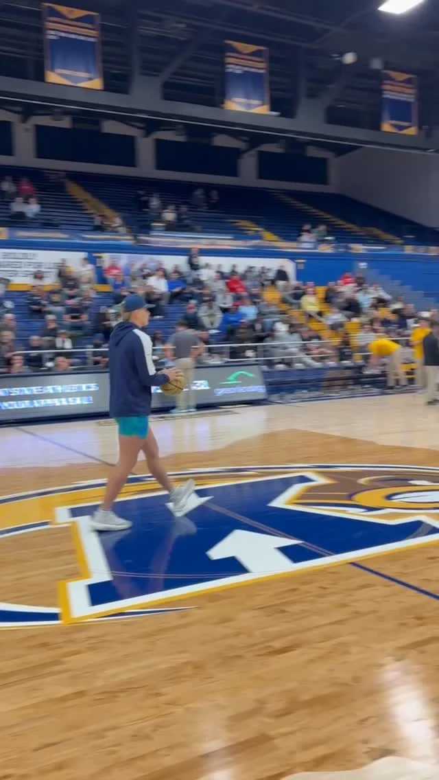 Basketball season energy hits different. 🏀⚡️ See you Wednesday. Scholar Shot is waiting. You know the drill.
#KentState #GoldZoneRentals #GameNightEnergy BasketballSeason #CampusVibes #ScholarShot